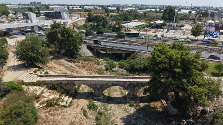  800 yıllık Soğucaksu Köprüsü modern köprüyle yan yana