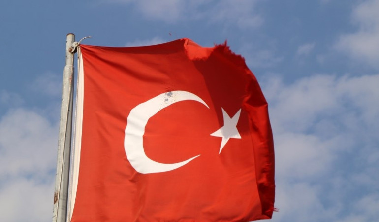 Burdurda skandal görüntü | Bayrağa kurşun sıkmak nedir