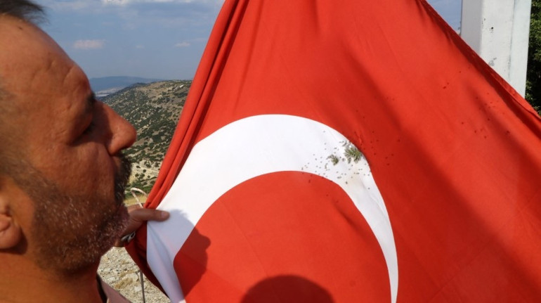 Burdurda skandal görüntü | Bayrağa kurşun sıkmak nedir