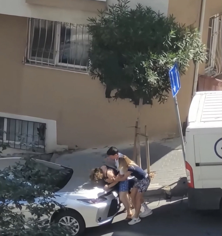  Üvey kardeş ve abla, anneleriyle tekme tokat kavga etti