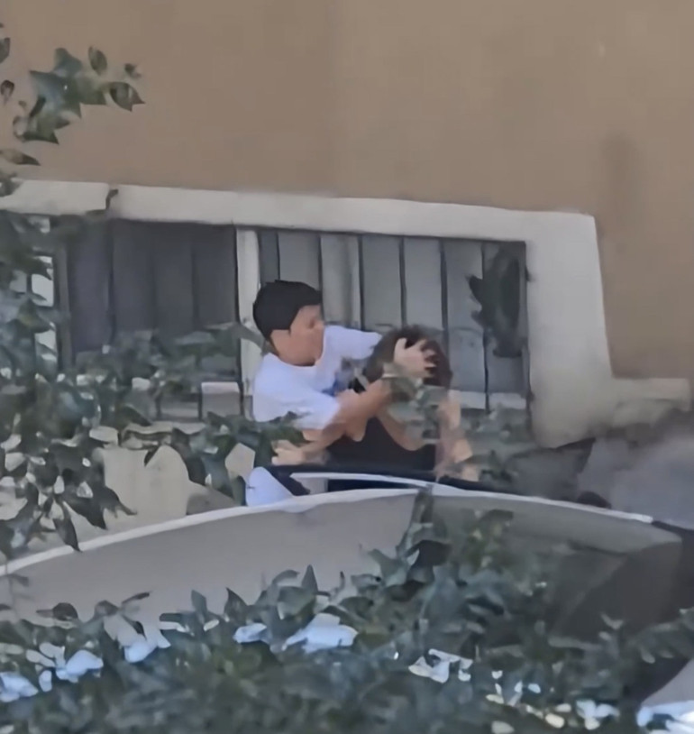  Üvey kardeş ve abla, anneleriyle tekme tokat kavga etti