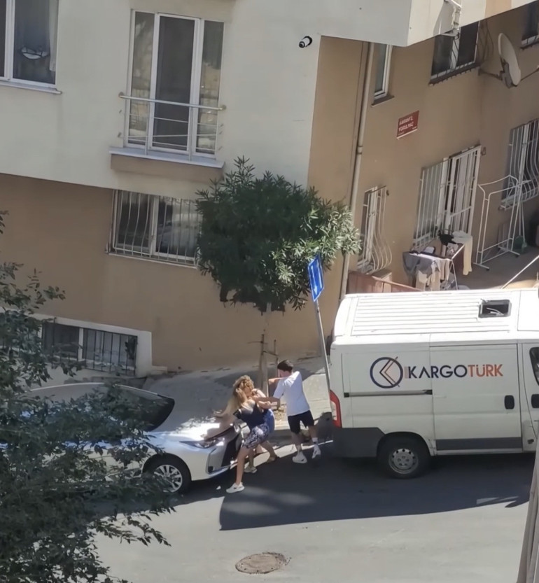  Üvey kardeş ve abla, anneleriyle tekme tokat kavga etti