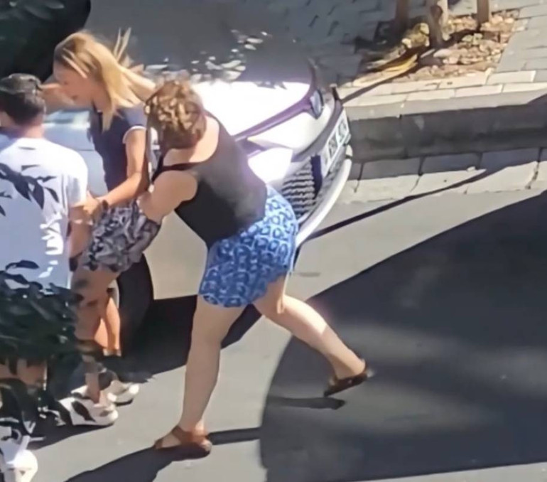  Üvey kardeş ve abla, anneleriyle tekme tokat kavga etti