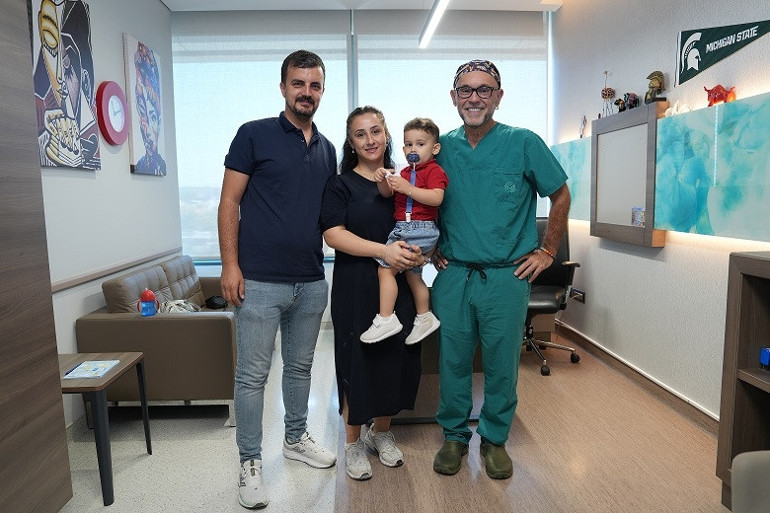 Yeniden doğuşun hikayesi 2 yaşındaki Arasın soluk borusu darlığı balon ve lazerle açıldı