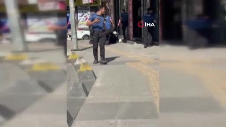 Gaziosmanpaşada sıcak saatler Eski eşini vurdu, iş yerine girip başına silah dayadı