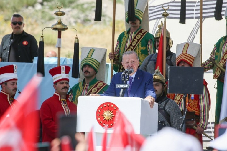 Cumhurbaşkanı Erdoğan: Bizi yolumuzdan döndüremezsiniz | Anıt mezar alanında Erdoğan ile Bahçeli dua okudu
