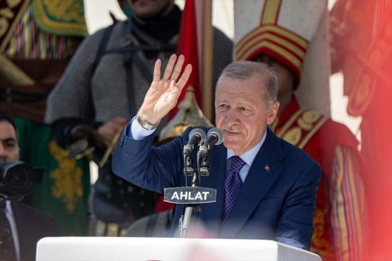 Cumhurbaşkanı Erdoğan: Bizi yolumuzdan döndüremezsiniz | Anıt mezar alanında Erdoğan ile Bahçeli dua okudu