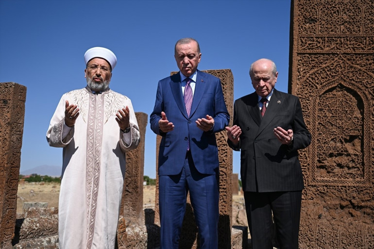 Cumhurbaşkanı Erdoğan: Bizi yolumuzdan döndüremezsiniz | Anıt mezar alanında Erdoğan ile Bahçeli dua okudu