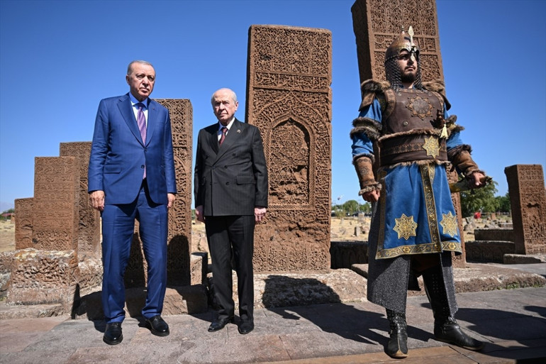 Cumhurbaşkanı Erdoğan: Bizi yolumuzdan döndüremezsiniz | Anıt mezar alanında Erdoğan ile Bahçeli dua okudu