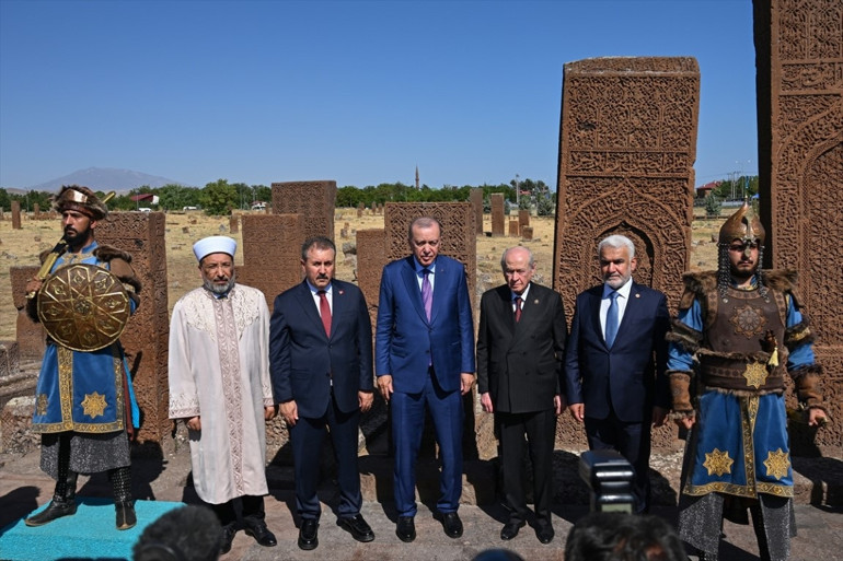 Cumhurbaşkanı Erdoğan: Bizi yolumuzdan döndüremezsiniz | Anıt mezar alanında Erdoğan ile Bahçeli dua okudu