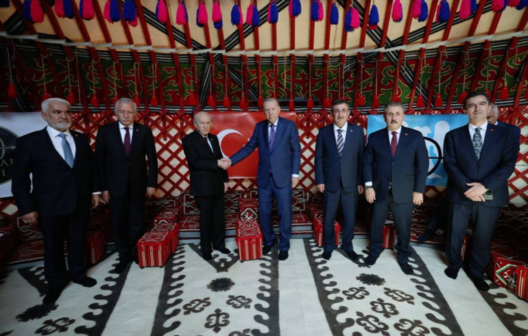 Cumhurbaşkanı Erdoğan: Bizi yolumuzdan döndüremezsiniz | Anıt mezar alanında Erdoğan ile Bahçeli dua okudu