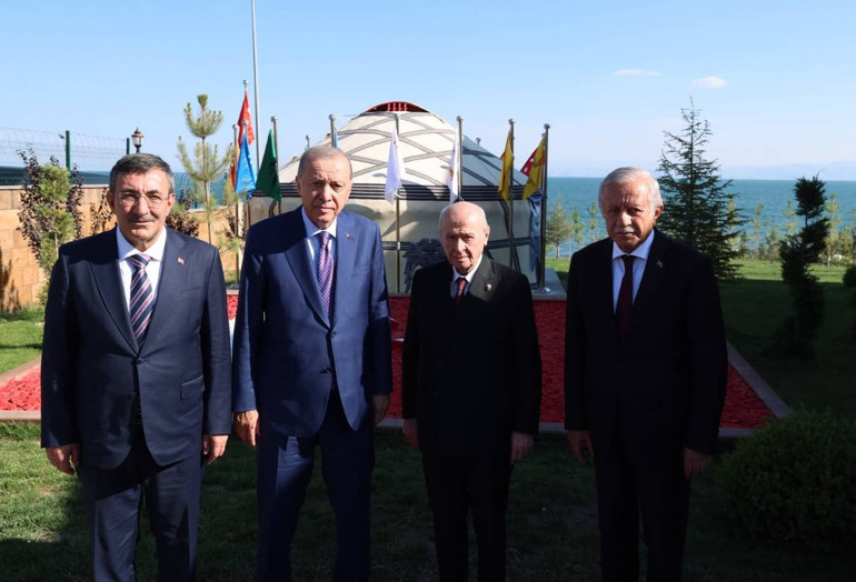 Cumhurbaşkanı Erdoğan: Bizi yolumuzdan döndüremezsiniz | Anıt mezar alanında Erdoğan ile Bahçeli dua okudu