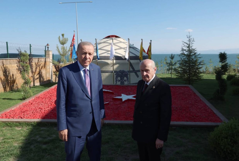 Cumhurbaşkanı Erdoğan: Bizi yolumuzdan döndüremezsiniz | Anıt mezar alanında Erdoğan ile Bahçeli dua okudu