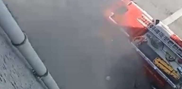  Çatıya sığınanları itfaiye kurtardı