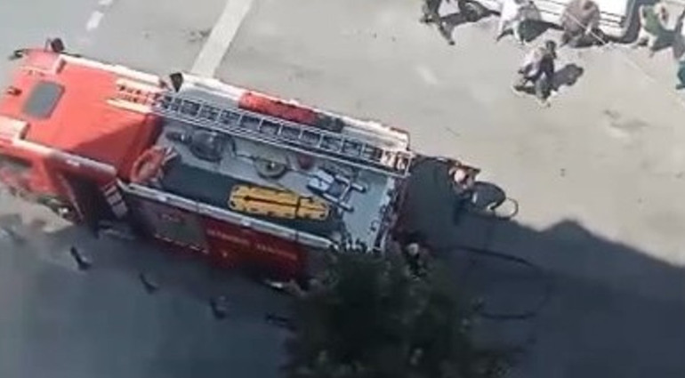  Çatıya sığınanları itfaiye kurtardı