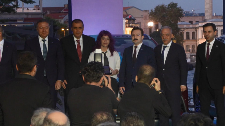 YKSde Türkiye birincisi olan 3 öğrenciye Togg... Bunun güzel bir başlangıç olduğunu bilin