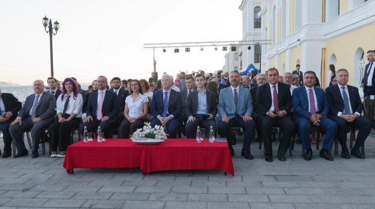 YKSde Türkiye birincisi olan 3 öğrenciye Togg... Bunun güzel bir başlangıç olduğunu bilin