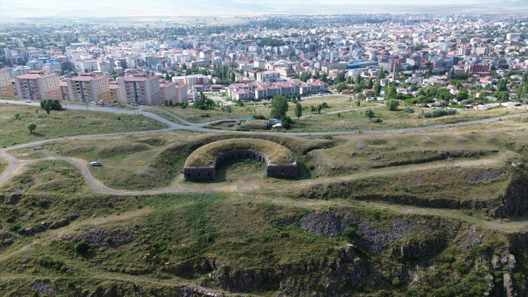 200 yıl önce Karsta inşa edildi... Bir dönem kadın hapishanesi olarak kullanıldı Havadan görüntülendi