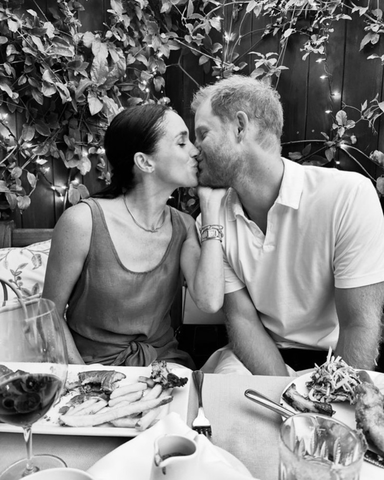 6 yıl sonra başladıkları yerdeler…Harry ve Meghan çoluk çocuk memlekete geri döndü