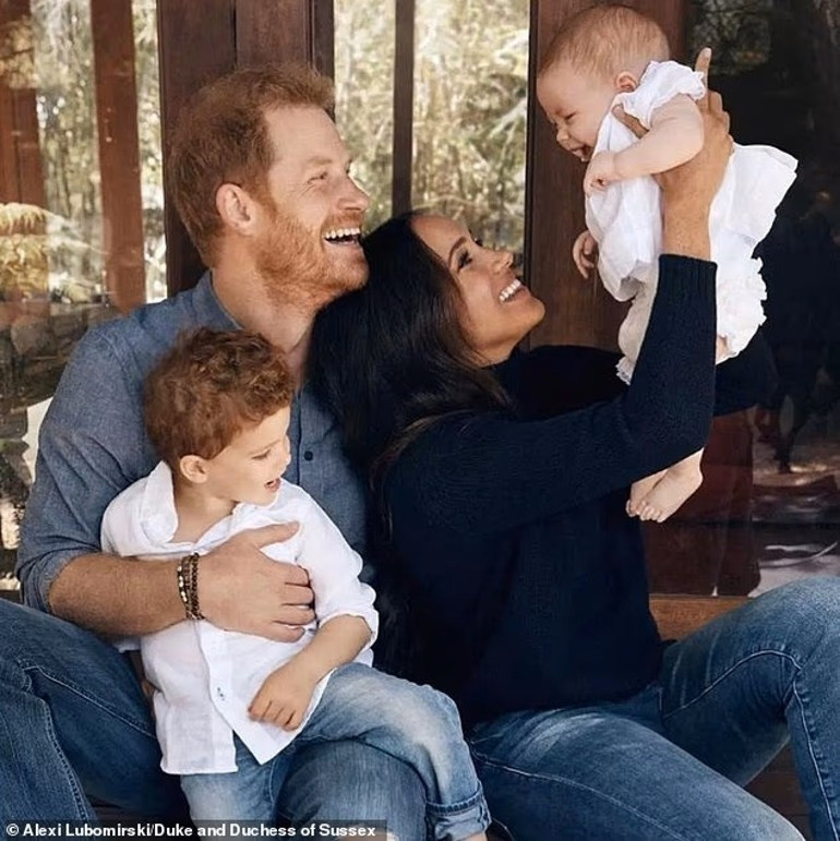 6 yıl sonra başladıkları yerdeler…Harry ve Meghan çoluk çocuk memlekete geri döndü