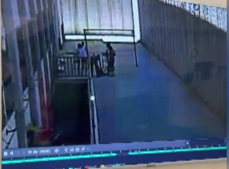Üzerine futbol kalesi devrilen 4 yaşındaki Edizin bacağı kırıldı