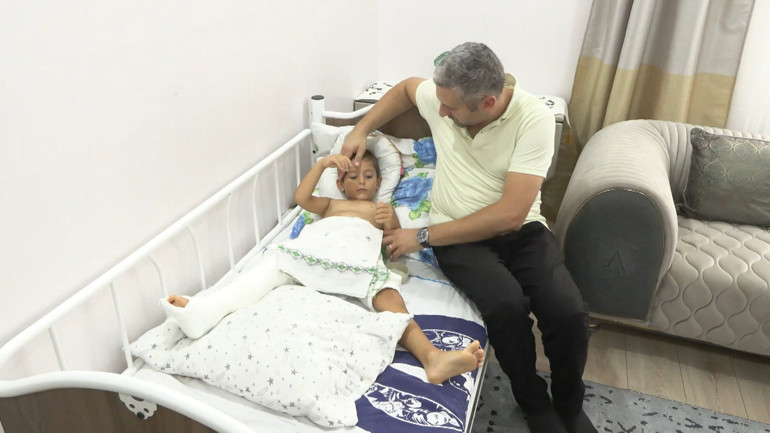 Üzerine futbol kalesi devrilen 4 yaşındaki Edizin bacağı kırıldı