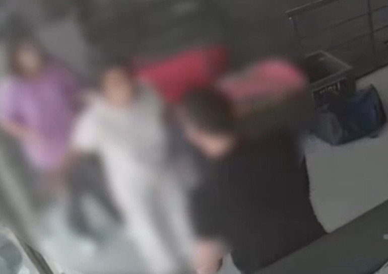 Kadının boğazını sıktığı anlar kamerada