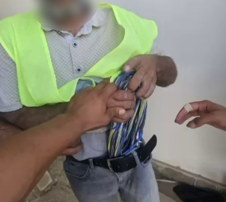 Hatayda işçi yeleği giyip şantiyeden kablo çalan hırsız suçüstü yakalandı