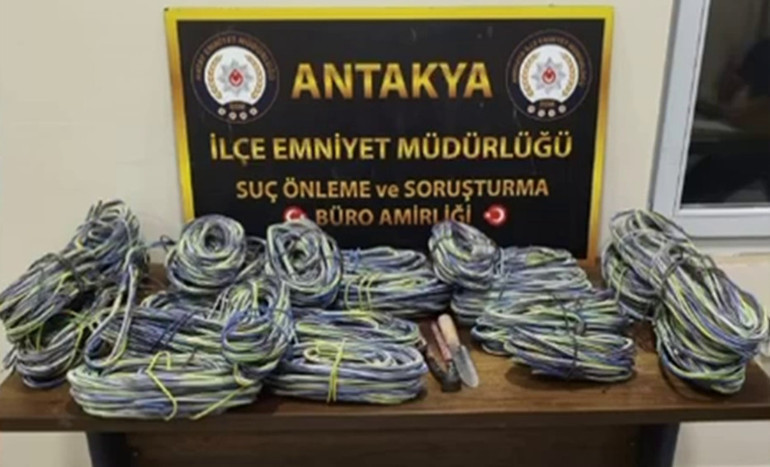 Hatayda işçi yeleği giyip şantiyeden kablo çalan hırsız suçüstü yakalandı