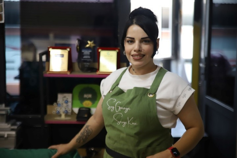 Sekreter olarak başladı patron oldu Oto kaplamaya kadın eli değdi