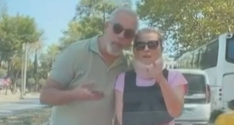 Otomobilden inen kadın taksiye saldırdı