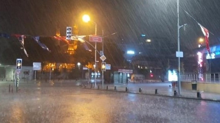 İstanbul dahil 12 ilde sarı alarm | Kuvvetli sağanak ve fırtına etkili olacak