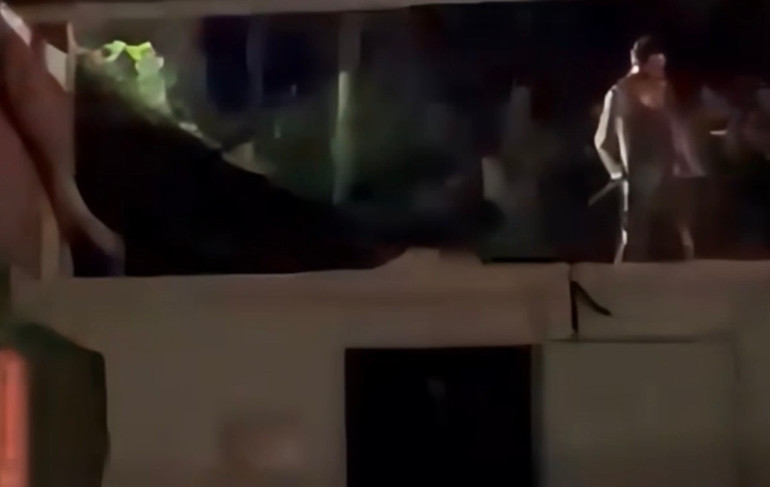 Demir sopayla saldırdığı polis memurunu başından yaraladı