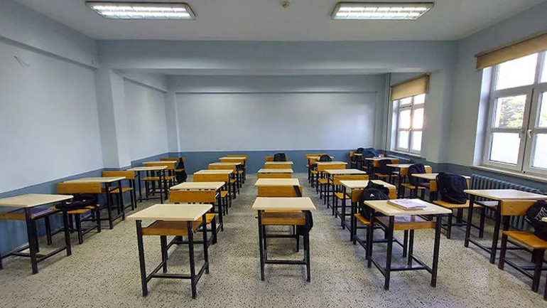 Kamu çalışanı velilerden birine idari izin verilecek