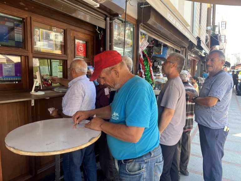 100 lira verdi 8 milyon kazandı | Edirnede talihli bayiyi şaşırttı: Çok sakindi, hiç heyecanlanmadı