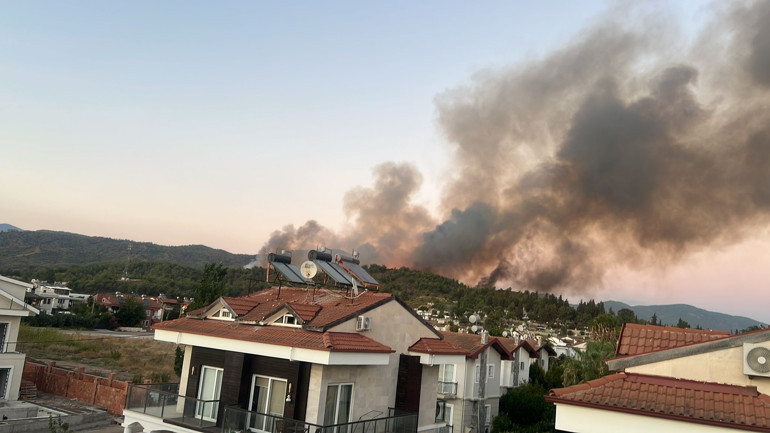 Alevler evlere yaklaştı... Havadan ve karadan müdahale ediliyor