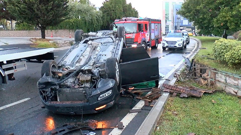 Otomobil kaldırıma çarpıp takla attı