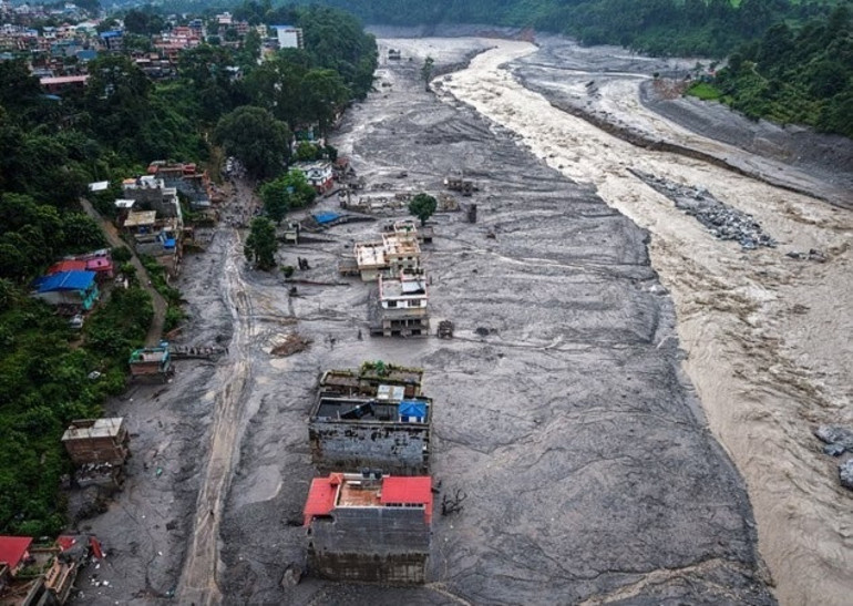 Nepaldeki felakette korkunç tablo Ekipler dehşete düştü... Her şeyi yutan dev bir canavar gibiydi