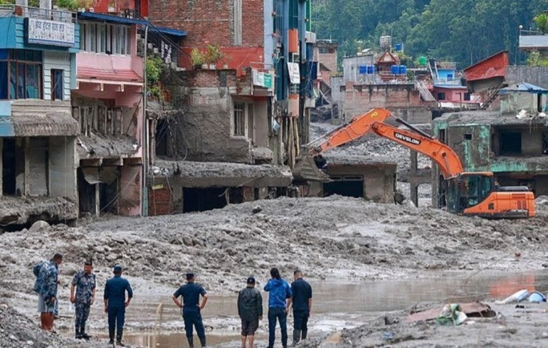 Nepaldeki felakette korkunç tablo Ekipler dehşete düştü... Her şeyi yutan dev bir canavar gibiydi