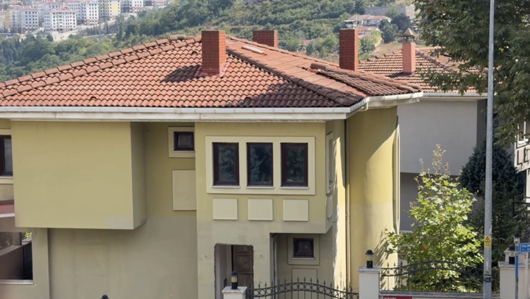 Eski eşi silah sesi duyunca ekiplere haber verdi Yazar Murat Koparan, villasında başından vurulmuş halde ölü bulundu