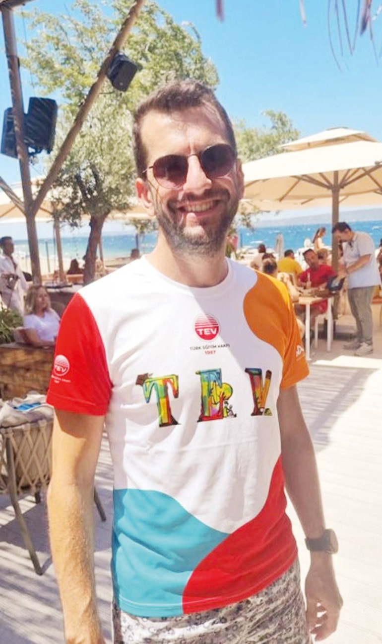 Sporla çocuk okutuyorlar… Biri koşuyor biri yüzüyor