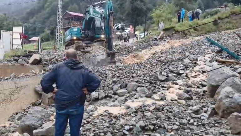  Tesislere giden yol ulaşıma kapandı