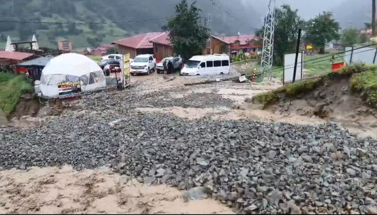  Tesislere giden yol ulaşıma kapandı