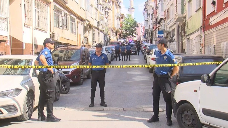  Eşini ve kızını tabancayla vurup intihar etti