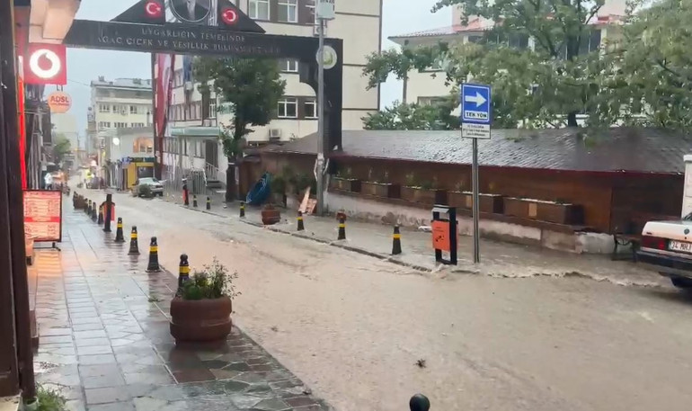  Kanalizasyon hatları taştı