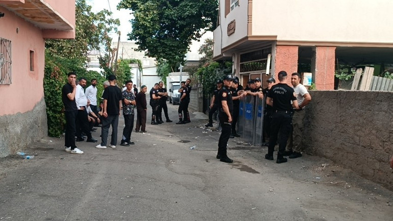 Batmanda annesini bıçaklayıp öldürdükten sonra avludaki çöp konteynerine atan şüpheli tutuklandı