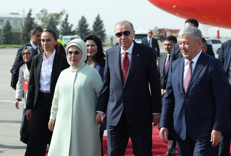 Cumhurbaşkanı Erdoğan Kırgızistanda | Kalacağı otele bu pankartı astılar
