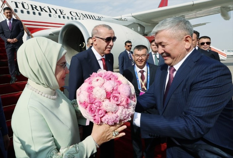 Cumhurbaşkanı Erdoğan Kırgızistanda | Kalacağı otele bu pankartı astılar