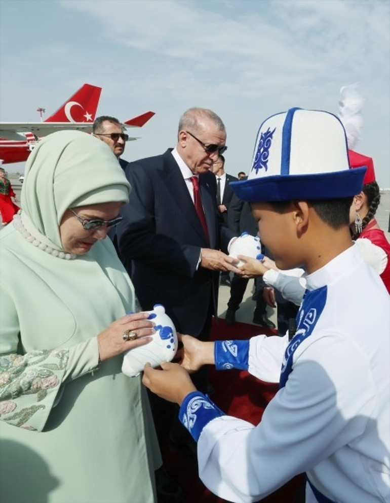 Cumhurbaşkanı Erdoğan Kırgızistanda | Kalacağı otele bu pankartı astılar