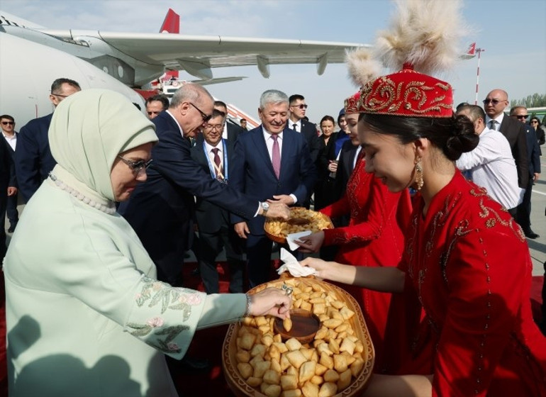Cumhurbaşkanı Erdoğan Kırgızistanda | Kalacağı otele bu pankartı astılar